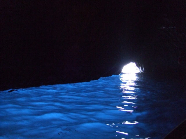 青の洞窟　神秘の青