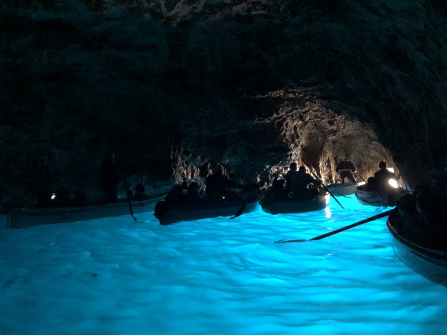 青の洞窟　洞窟内　小舟がたくさん